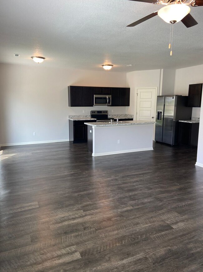 Building Photo - Pre-Leasing Now: Comfortable 3-Bedroom, 2.5-Bath Home in Oak Woods!