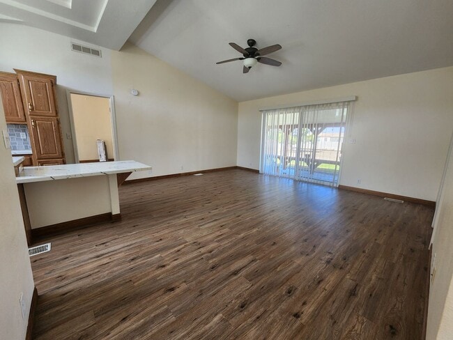 Building Photo - Family Home on 4 acres close to schools