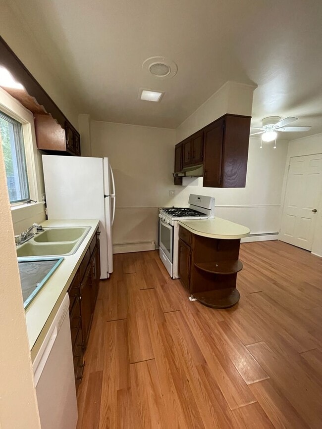 Building Photo - Fantastic 3 bedroom 1/2 Double in the Borough of Stroudsburg!