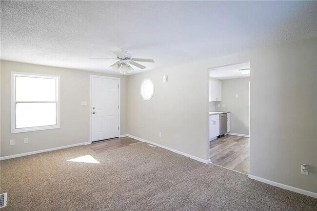 Building Photo - Updated 2 Bed 1 Bath