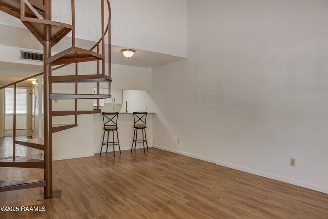 Building Photo - 300 Lozes Ave