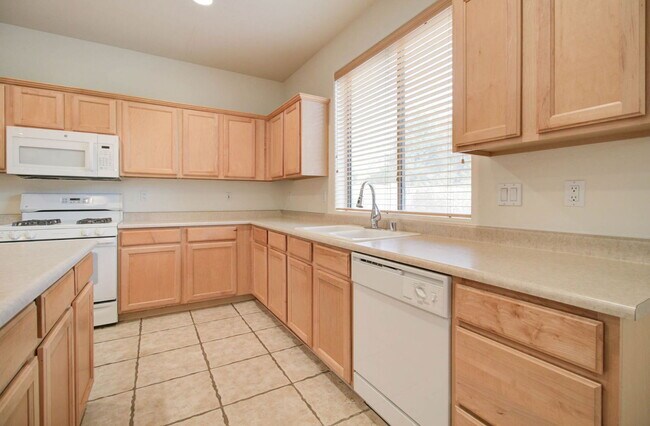 Building Photo - 2026 E County Down Dr