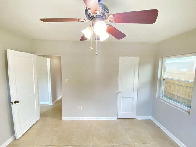Building Photo - 3/2 single family home minutes from Lake E...