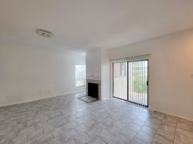 Building Photo - 7119 N Holiday Dr