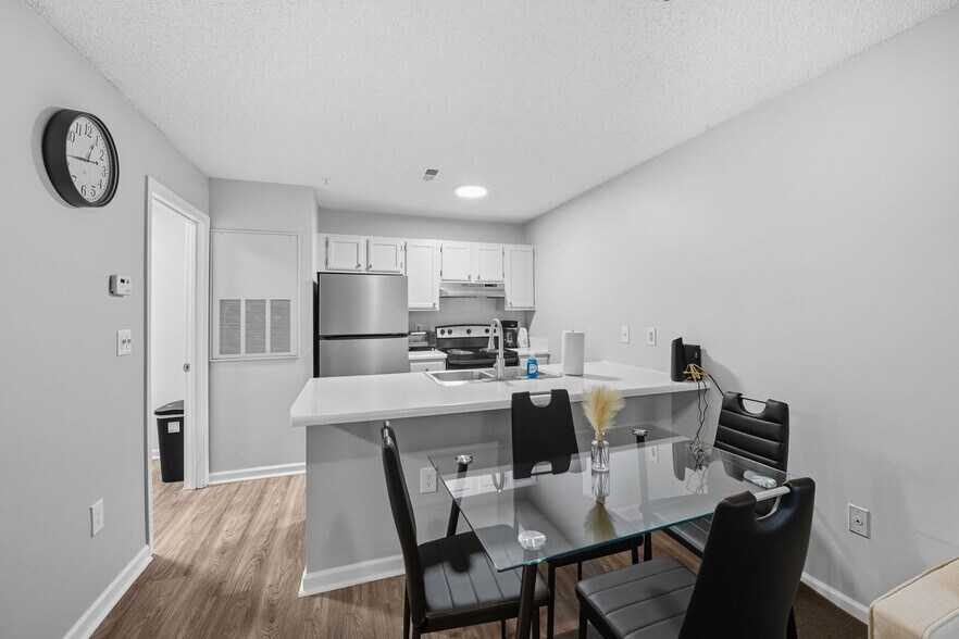 Building Photo - 2 Kings Creek Dr