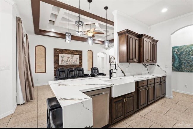 Building Photo - 21 N Loretta Lynn Dr