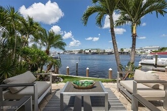 Building Photo - 800 River Point Dr
