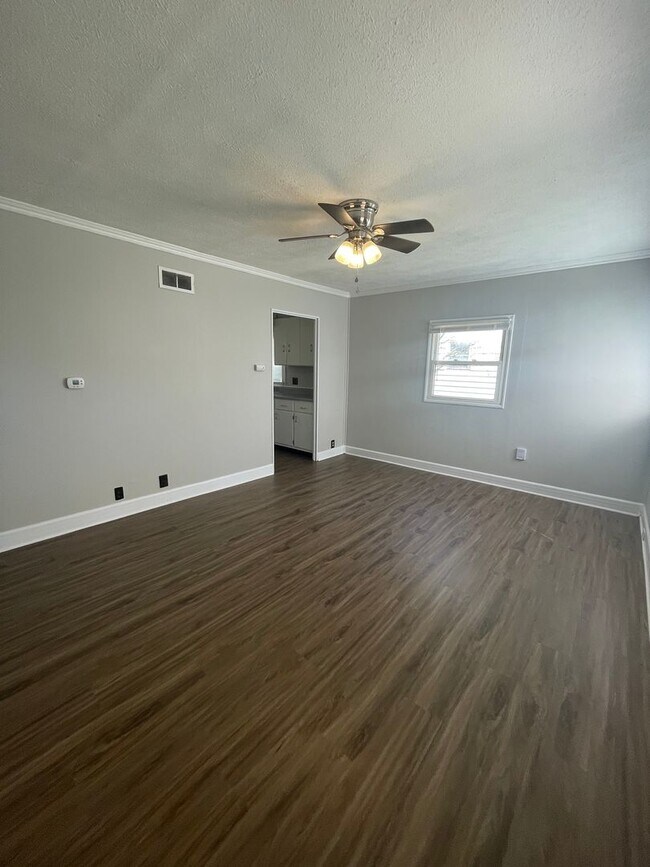 Building Photo - 3 Bedroom Single Family Home