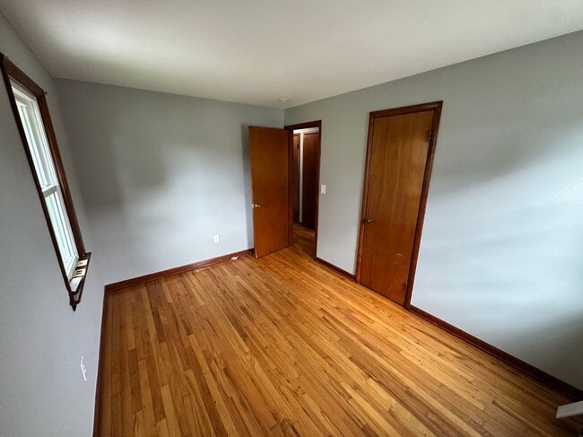 Building Photo - 320 Barclay Ave