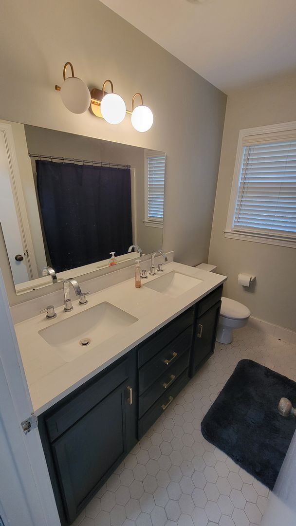 Building Photo - 2 Bed, 1.5 Bath Townhome in Greenville is Available! Location!!