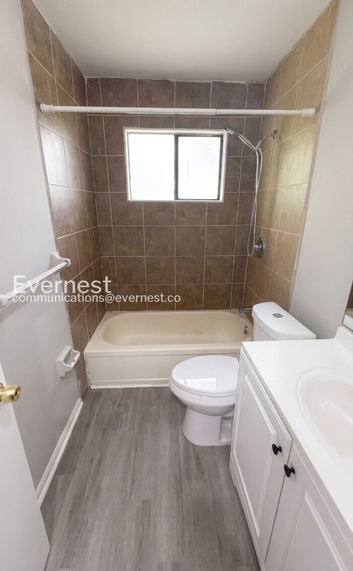 Building Photo - 596 Crestmont Ct