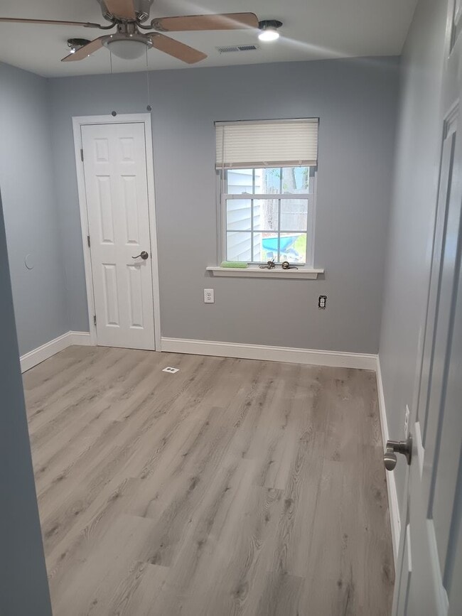 Building Photo - Renovated 3 Bed 2 Bath Single-Family Home ...