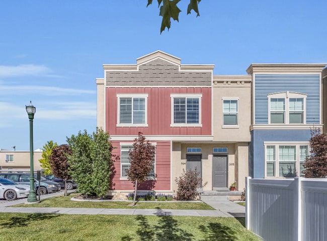 Building Photo - 4 Bed/2.5 Bathroom home in Woods Cross