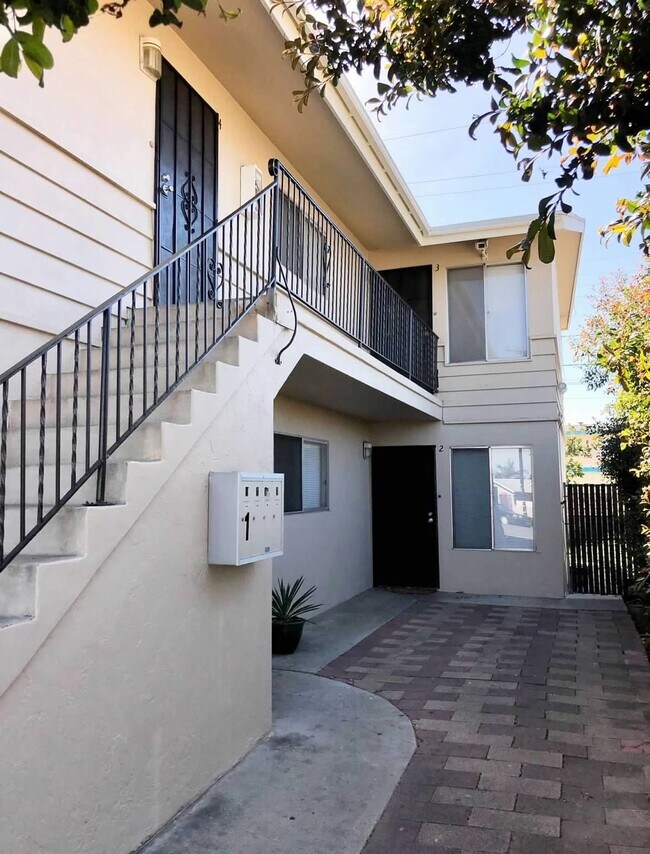 2nd floor front unit for rent - 4068 Oakcrest Dr
