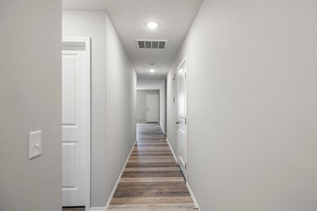 Building Photo - 3 bedroom duplex with a fully fenced yard-Westbury Gardens!