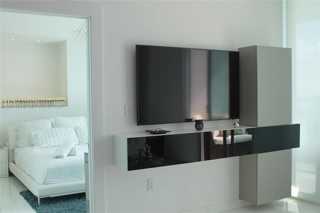 Building Photo - 900 Biscayne Blvd