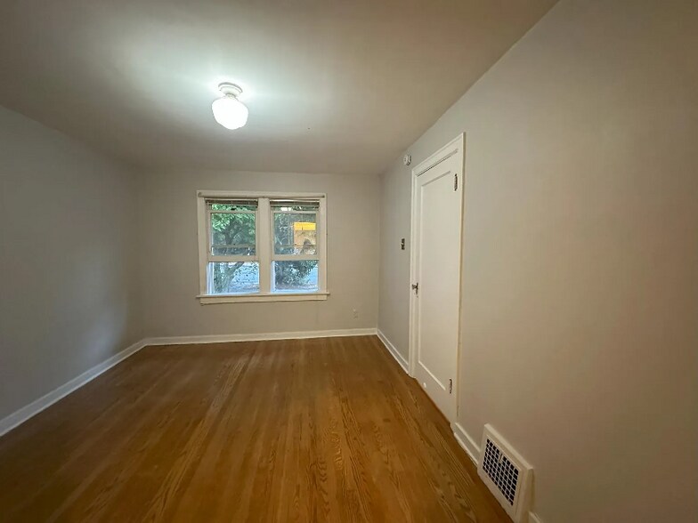 Building Photo - 4721 University View Pl NE