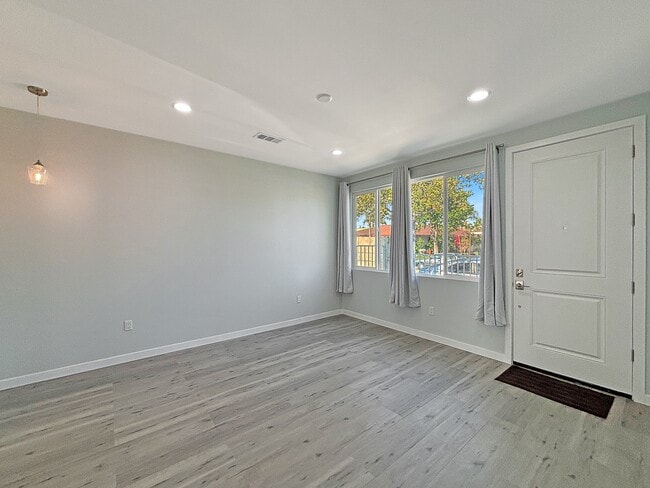 Building Photo - 1056 N Lincoln St