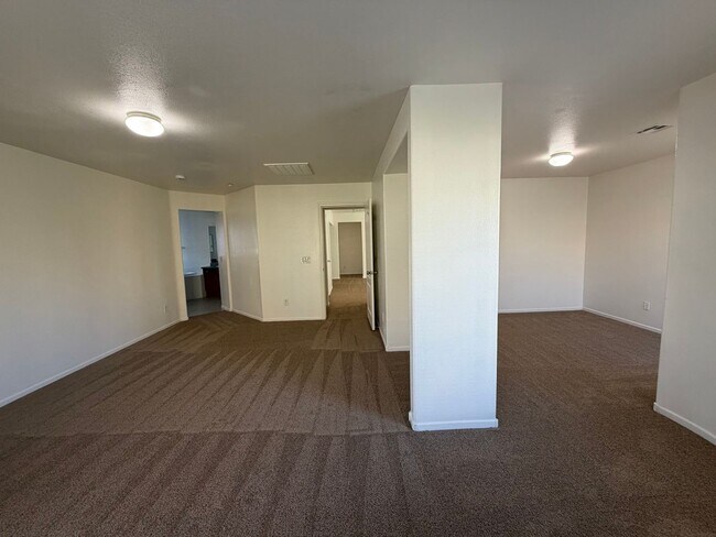 Building Photo - Discover a refreshed 4-bedroom, 2.5-bath home in Las Vegas 89149