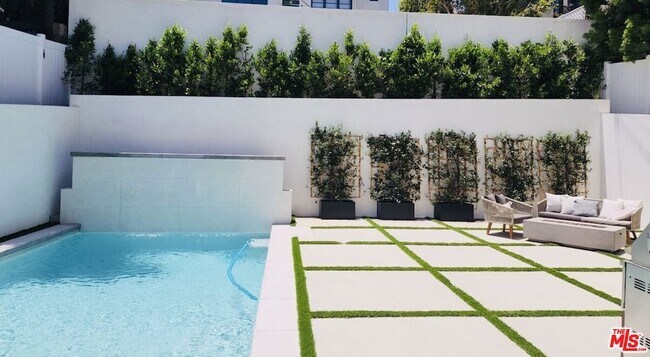 Building Photo - 2565 Patricia Ave