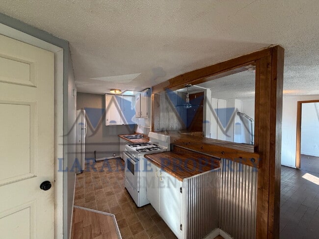 Building Photo - 2 bedroom + Office upstairs Half off 1st m...