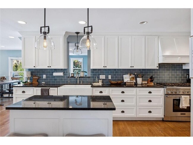 Building Photo - 5 Cooper Ave