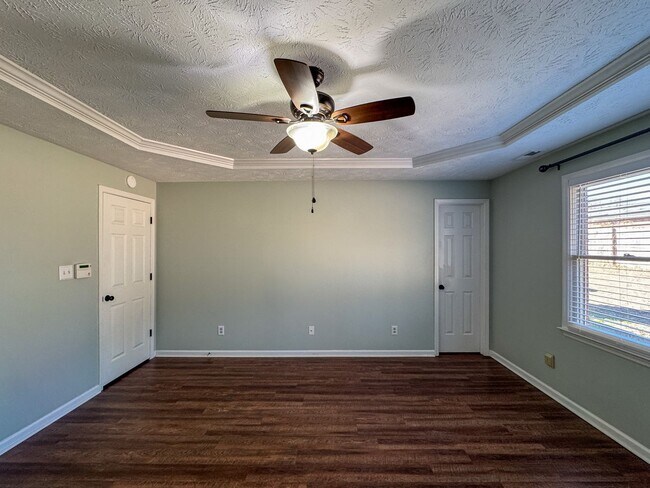 Building Photo - Charming 3 Bed 2 Bath Home with Fenced Backyard