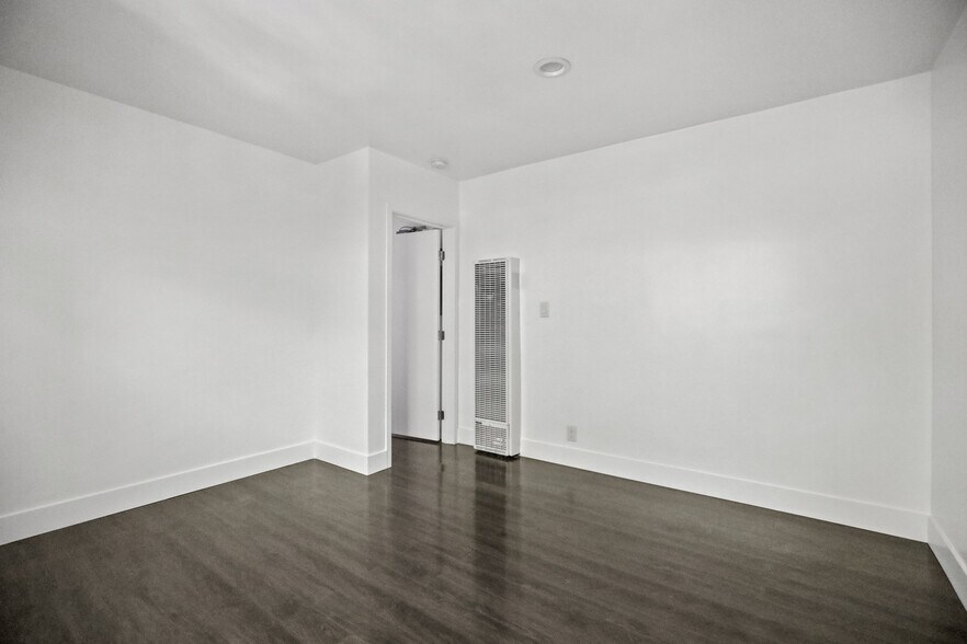 Building Photo - 1321 W 36th Pl