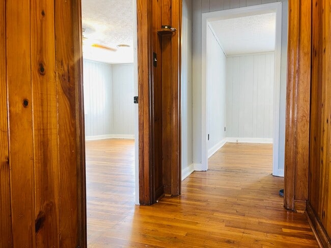 Building Photo - Beautiful 2 bedroom 1.5 bathroom apartment in Downtown Hogansville! Must see!