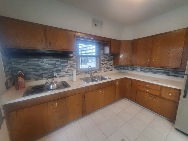 Building Photo - 3 Bedroom Single Family Home