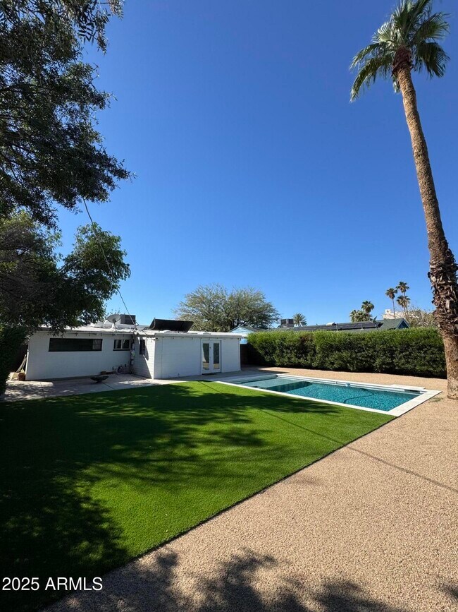 Building Photo - 334 W Glenrosa Ave