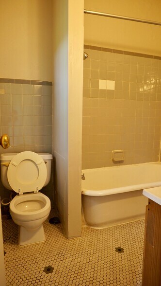 Bathroom - 4901 Washington Blvd