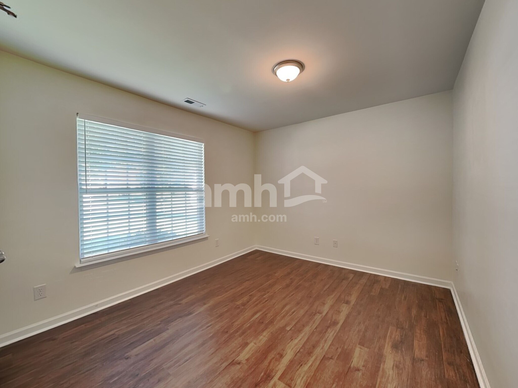 Building Photo - 706 Walnut Crossing Dr