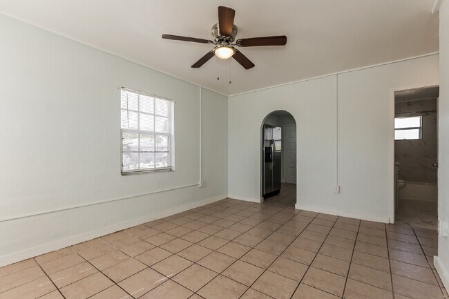 Building Photo - "Charming 2-Bed Oasis in Lake Wales - Cozy 624 Sq Ft Haven!"