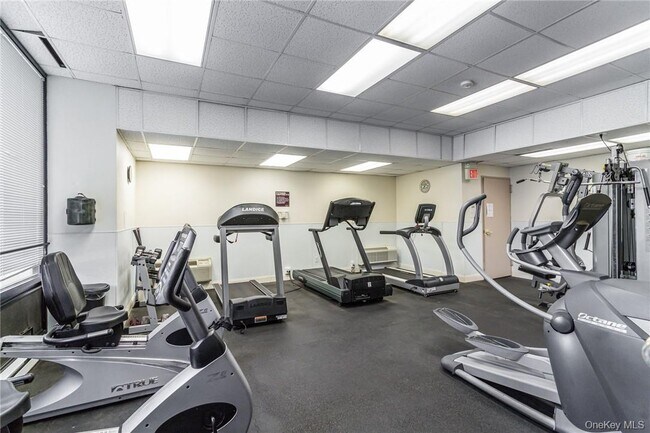 Building Photo - 400 High Point Dr