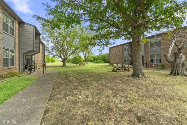 Building Photo - 3 br, 1.5 bath Apartment - Cleburne Plaza C