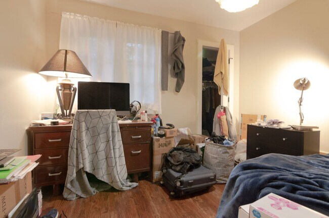 Building Photo - Room for Rent in 5 Bedroom House