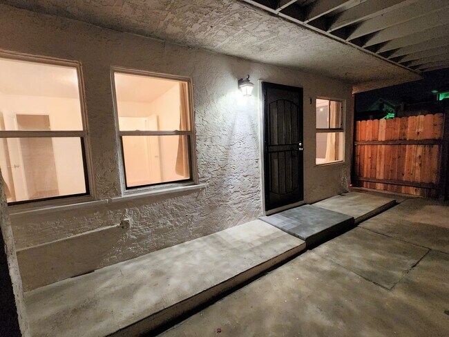 Building Photo - LARGE 1 BEDROOM WITH PRIVATE PATIO