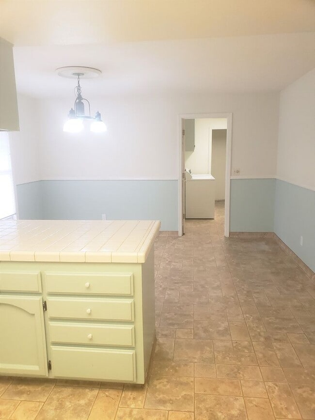 Building Photo - 4 bedroom 2 1/2 bath home in Sunset Oaks