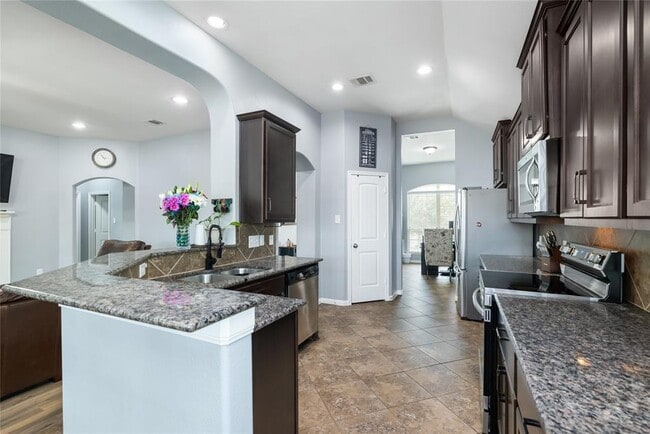 Building Photo - 923 Lake View Dr