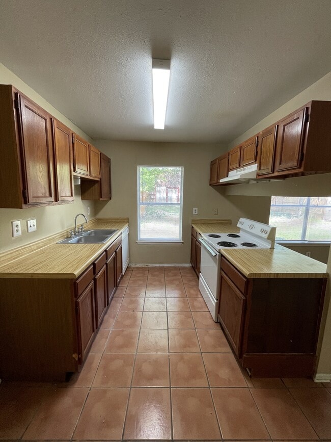 Building Photo - 9931 Village Briar