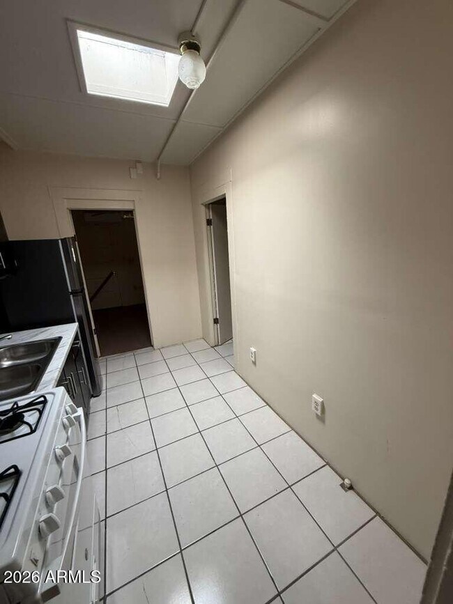 Building Photo - 830 E 9th St