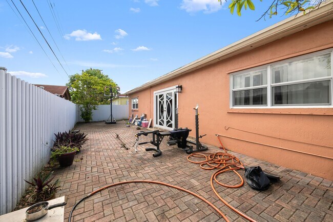 Building Photo - 7649 Kismet St