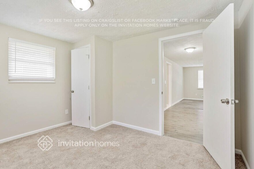 Building Photo - 6265 Lakeview Dr