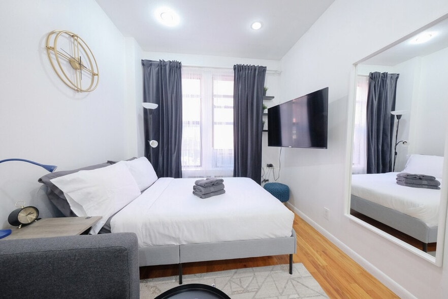 Building Photo - 310 E 103rd St