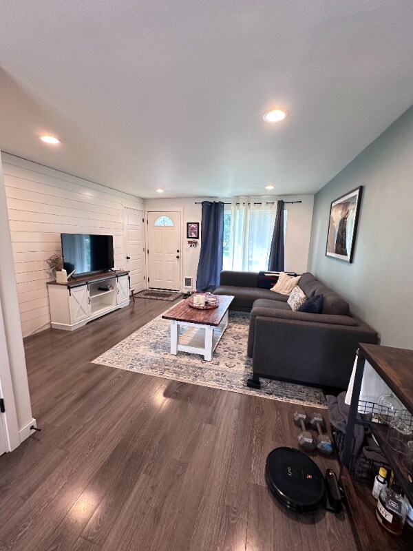 Building Photo - 2323 Oak Dr