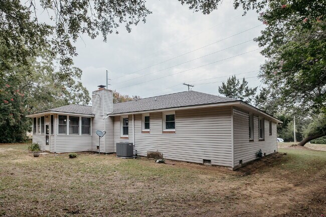 Building Photo - Fully Furnished Charleston Rental Near Folly Beach – Utilities Included | $3,600/Month