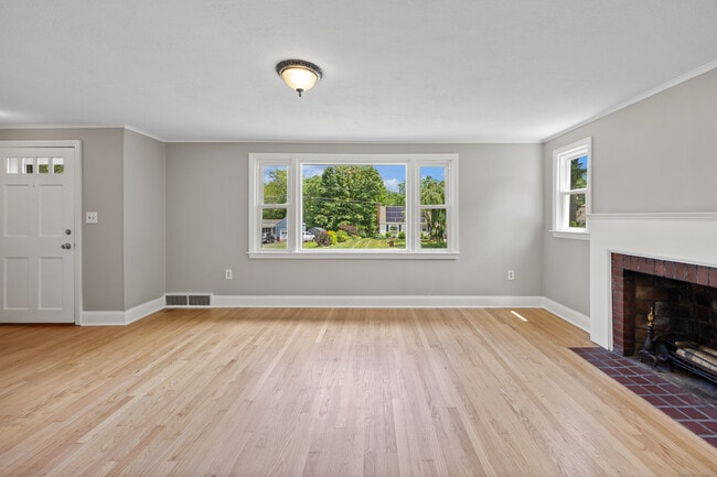 Building Photo - 27 Lathrop Dr