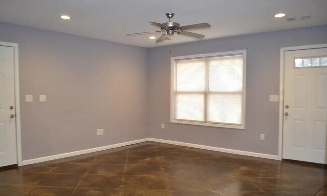 Building Photo - "Chic 2-Bedroom Duplex with Granite Elegance at 708-1 Freeman Street, Jonesboro!"
