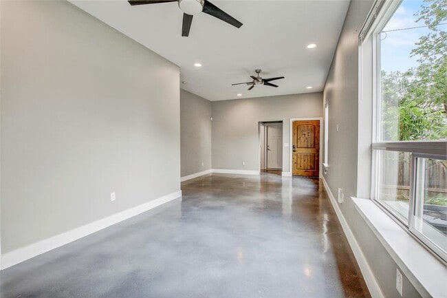 Building Photo - 5109 Lott Ave